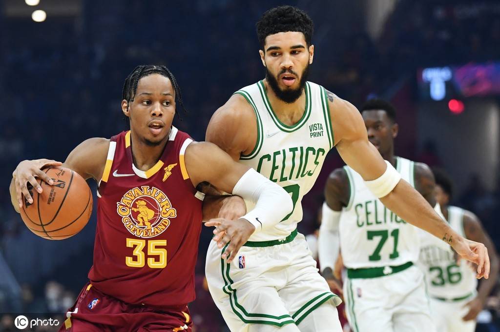 阿斯顿马丁逆转威廉姆斯，拉塞尔带队取胜