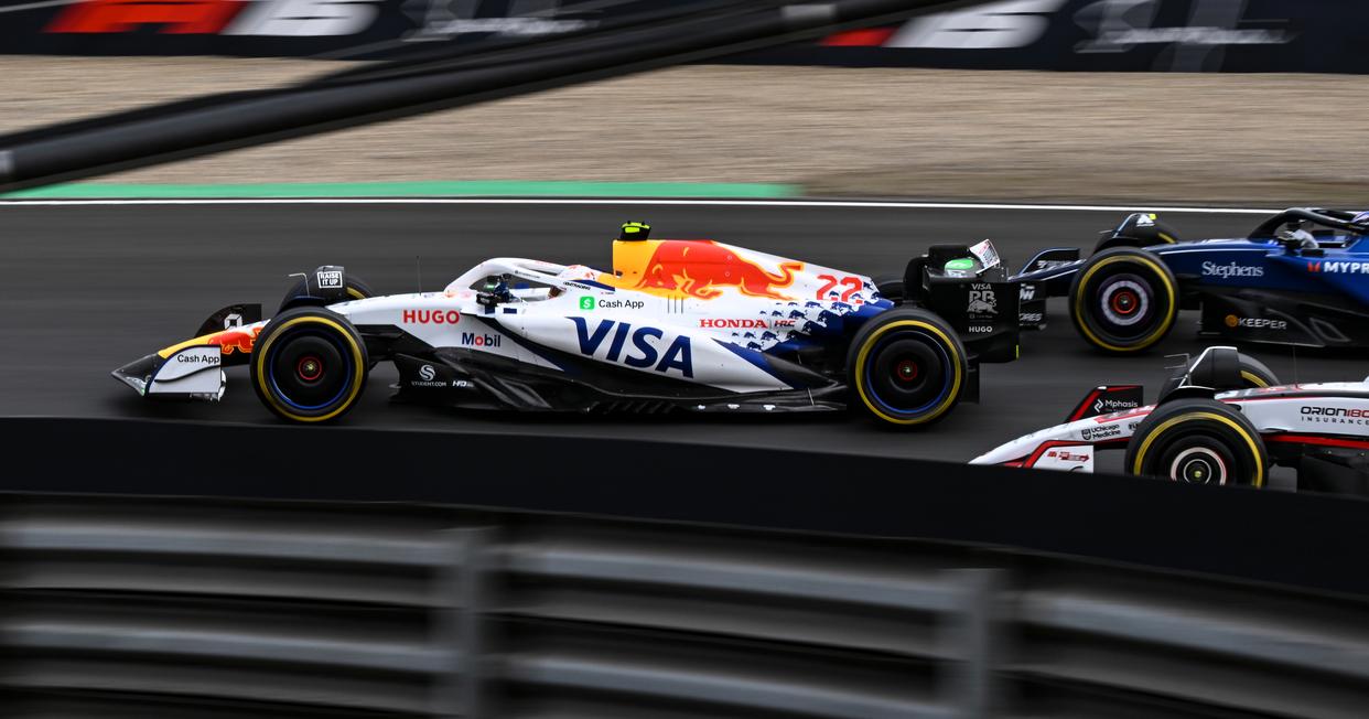 阿斯顿马丁横扫红牛二队，塞恩斯带队取胜