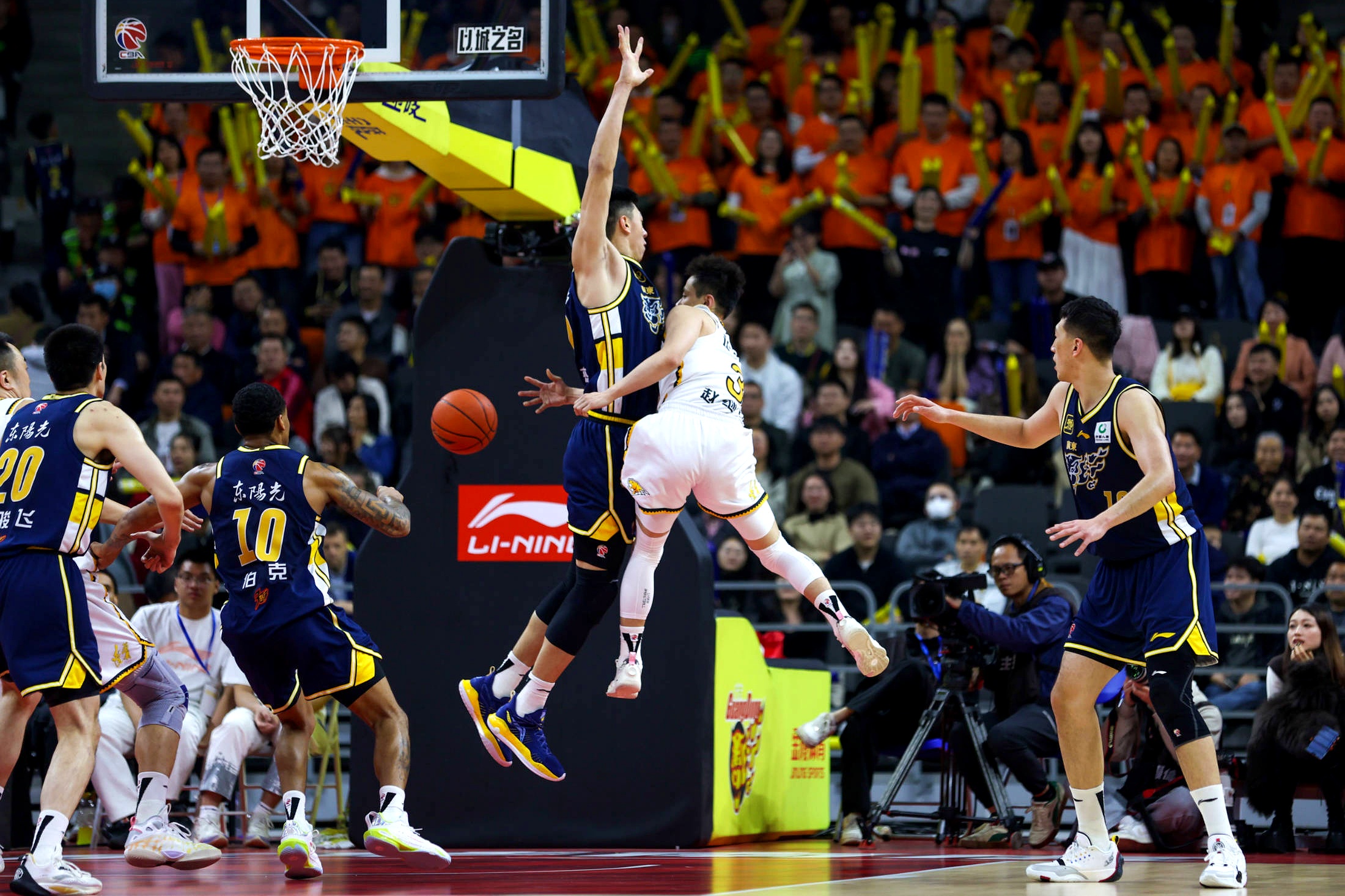 辽宁队翻盘火箭，周琦带队取胜