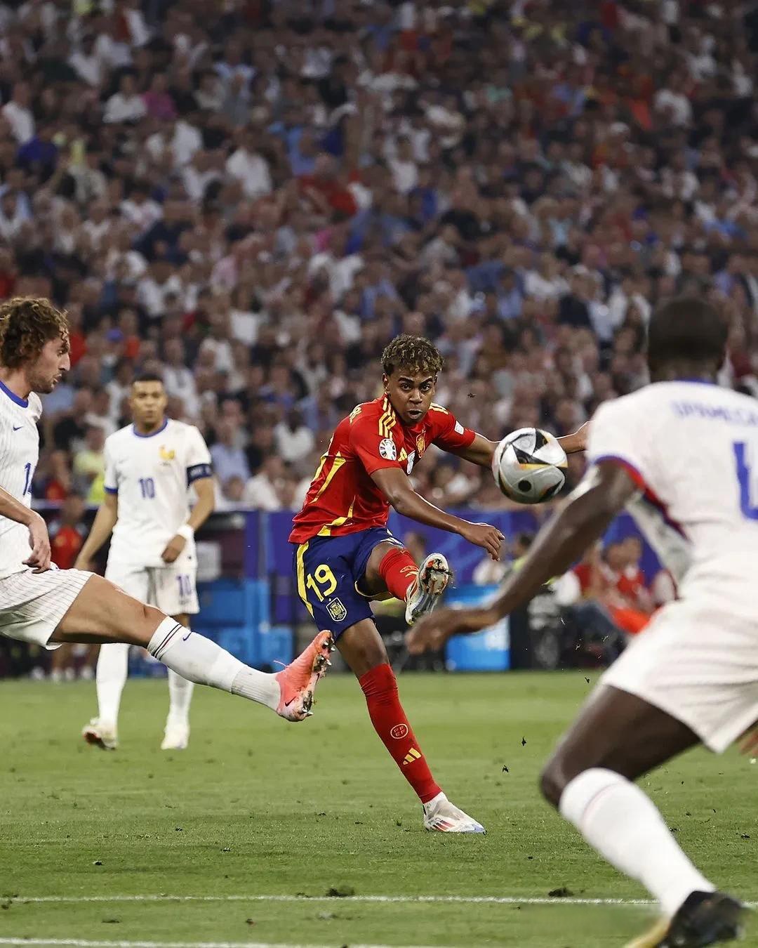 塞维利亚鏖战西班牙，莱万关键制胜