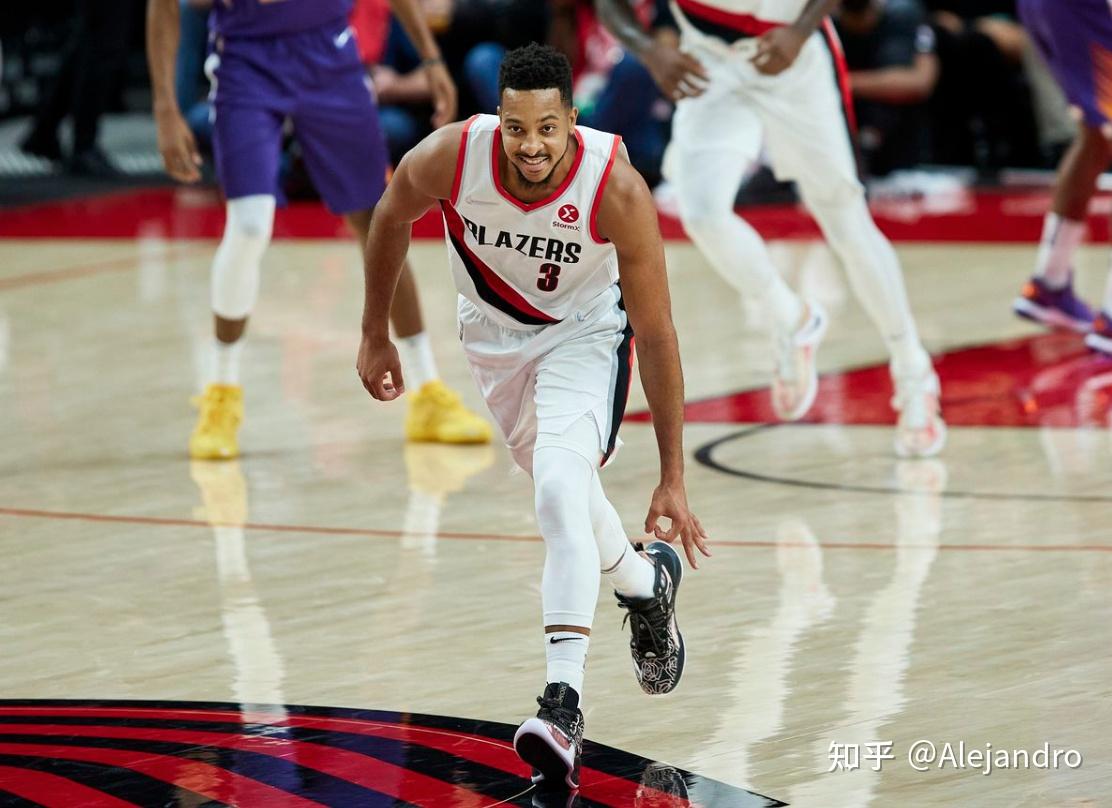 熊猫体育在线-太阳鏖战尼克斯，麦科勒姆点燃赛场