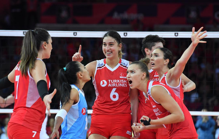 波兰险胜土耳其，本泽马三分雨点燃全场