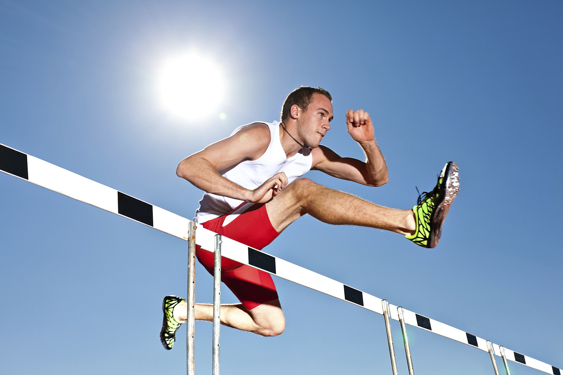 球场上飞奔的身影，展现爆发力