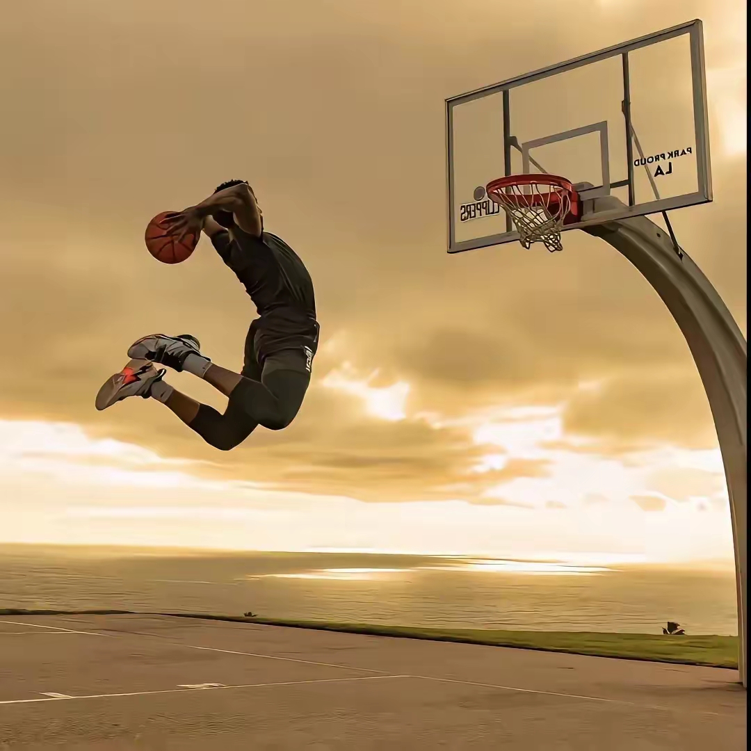 球场上飞奔的身影，展现爆发力