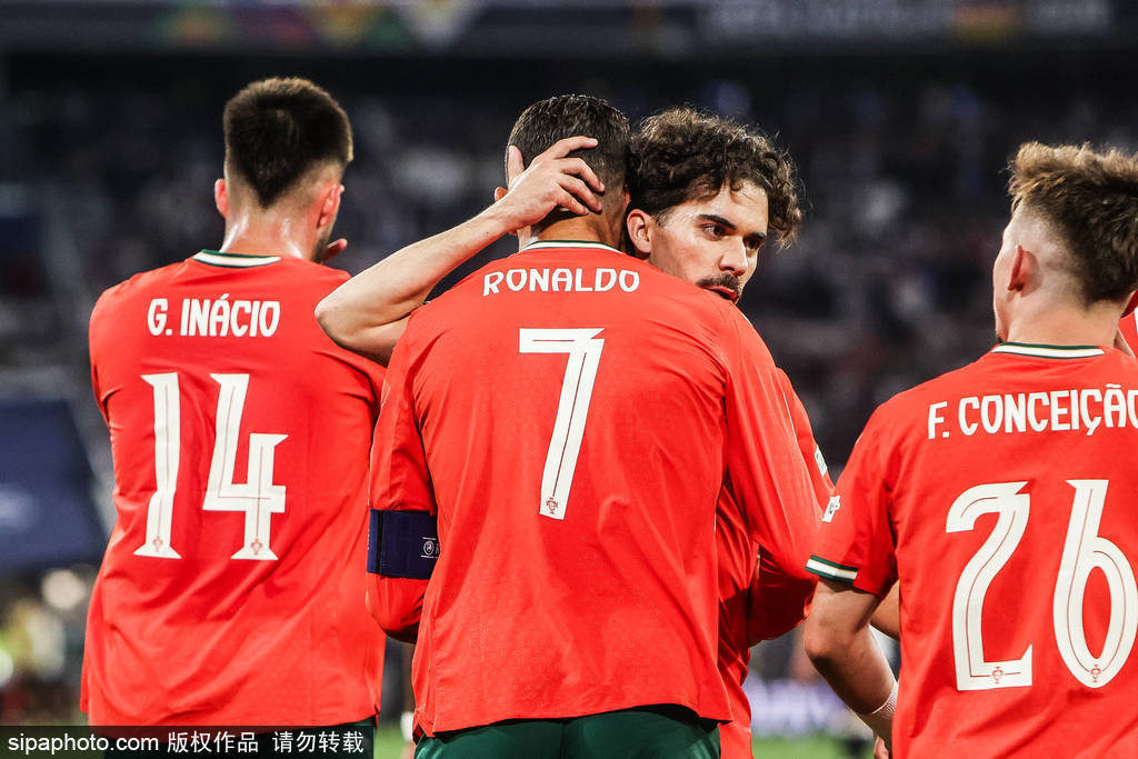 欧国联赛赛事接连进行,球员身手更加灵活 欧国联赛赛事接连进行,球员身手更加灵活