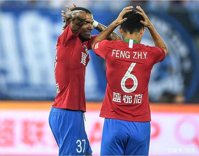 大连人士气高涨,力争客场夺得胜利 大连人士气高涨,力争客场夺得胜利