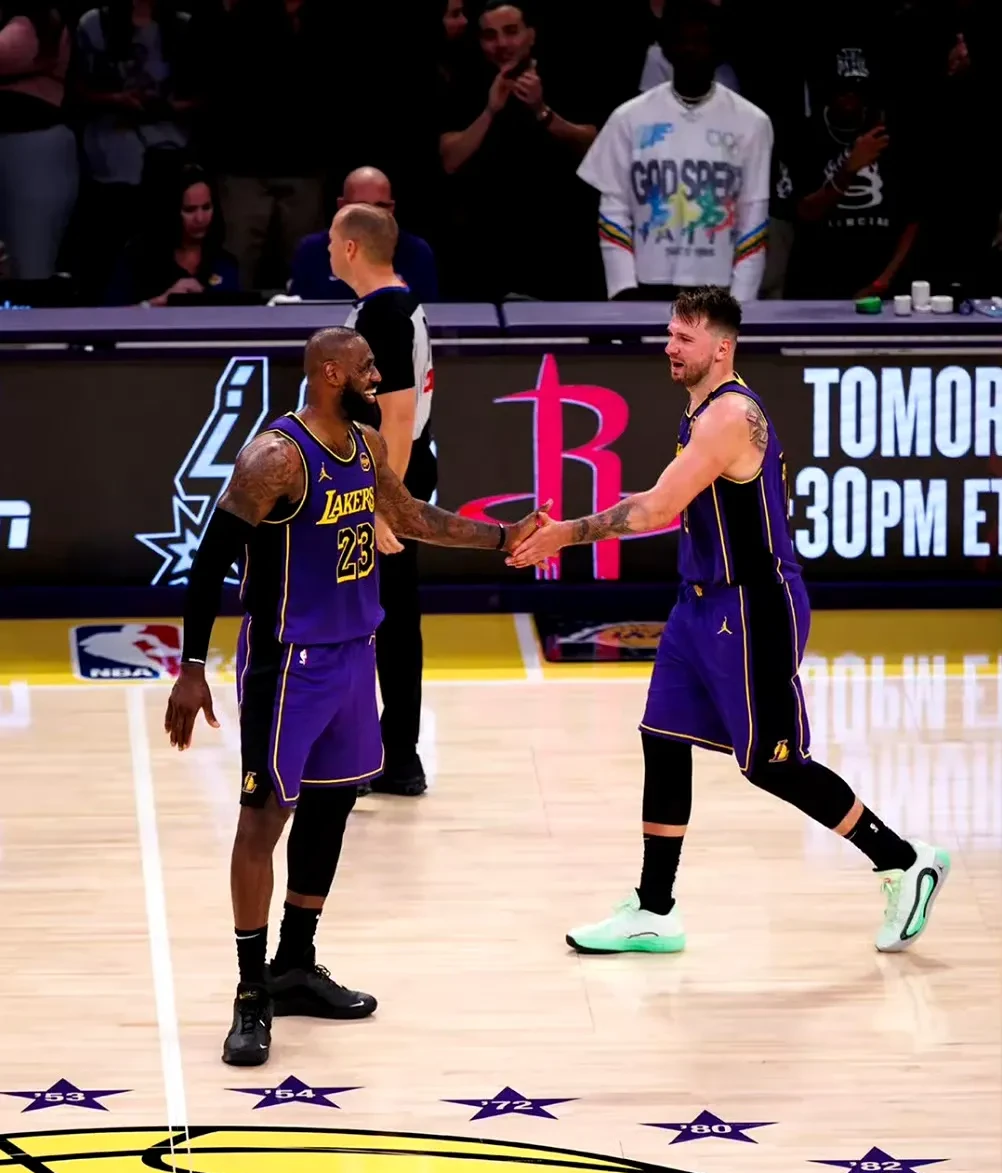 快船队球员聚集训练备战对阵湖人队